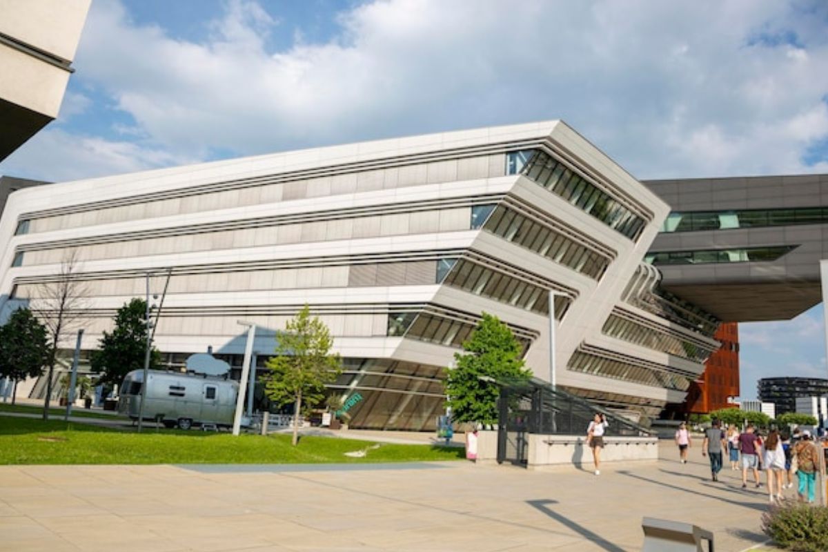 Ready-to-Use Industrial Building in Noida